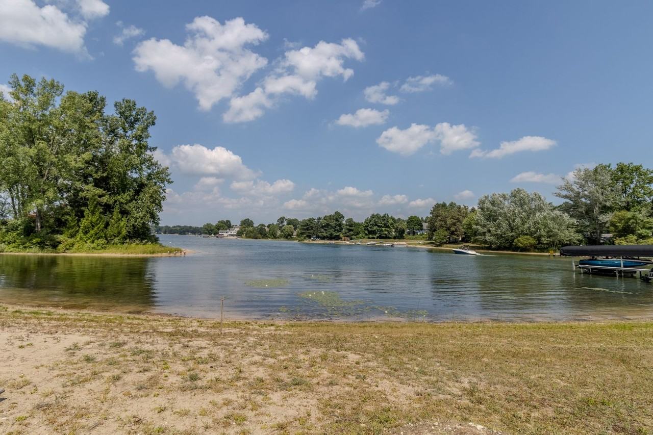 5176 Highland Dr - Photo 2 of 26