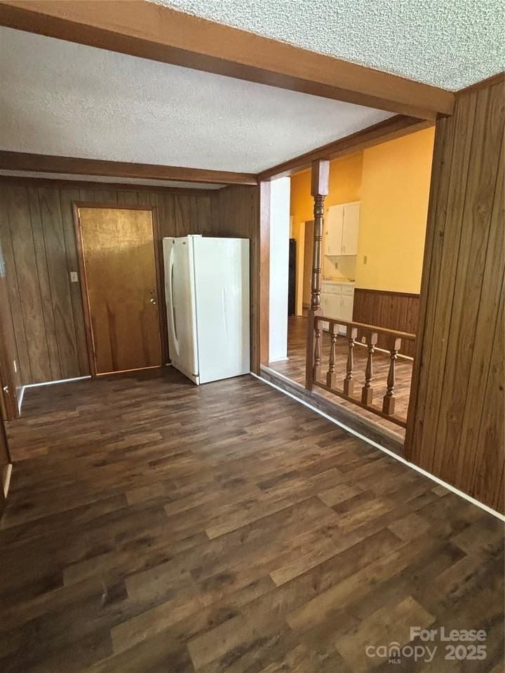 724 Oakdale Dr - Photo 4 of 19