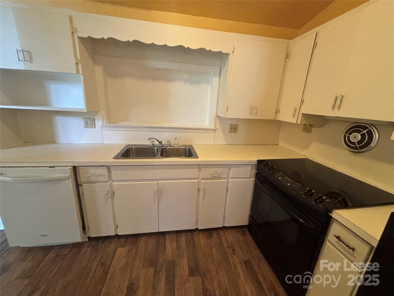 724 Oakdale Dr - Photo 5 of 19