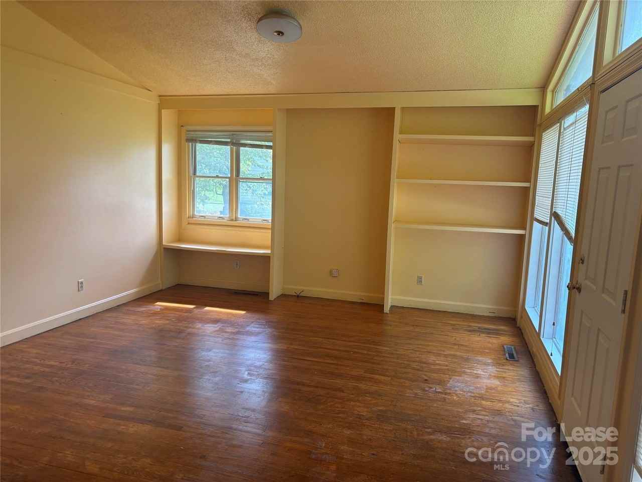 724 Oakdale Dr - Photo 6 of 19