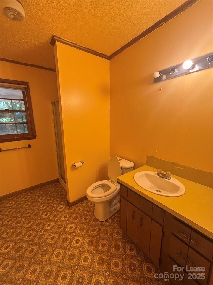 724 Oakdale Dr - Photo 7 of 19