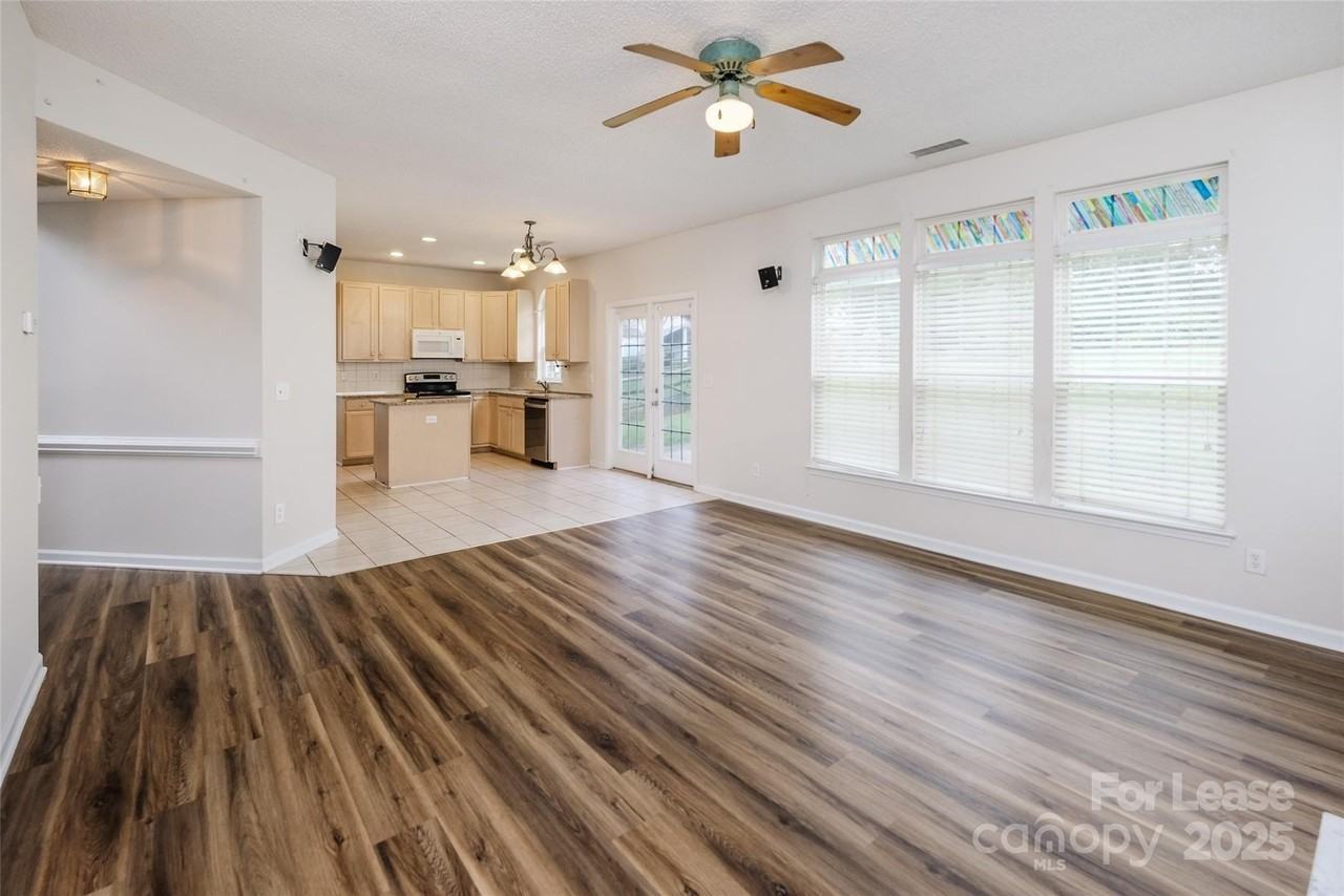 16017 Woodcote Dr - Photo 4 of 26