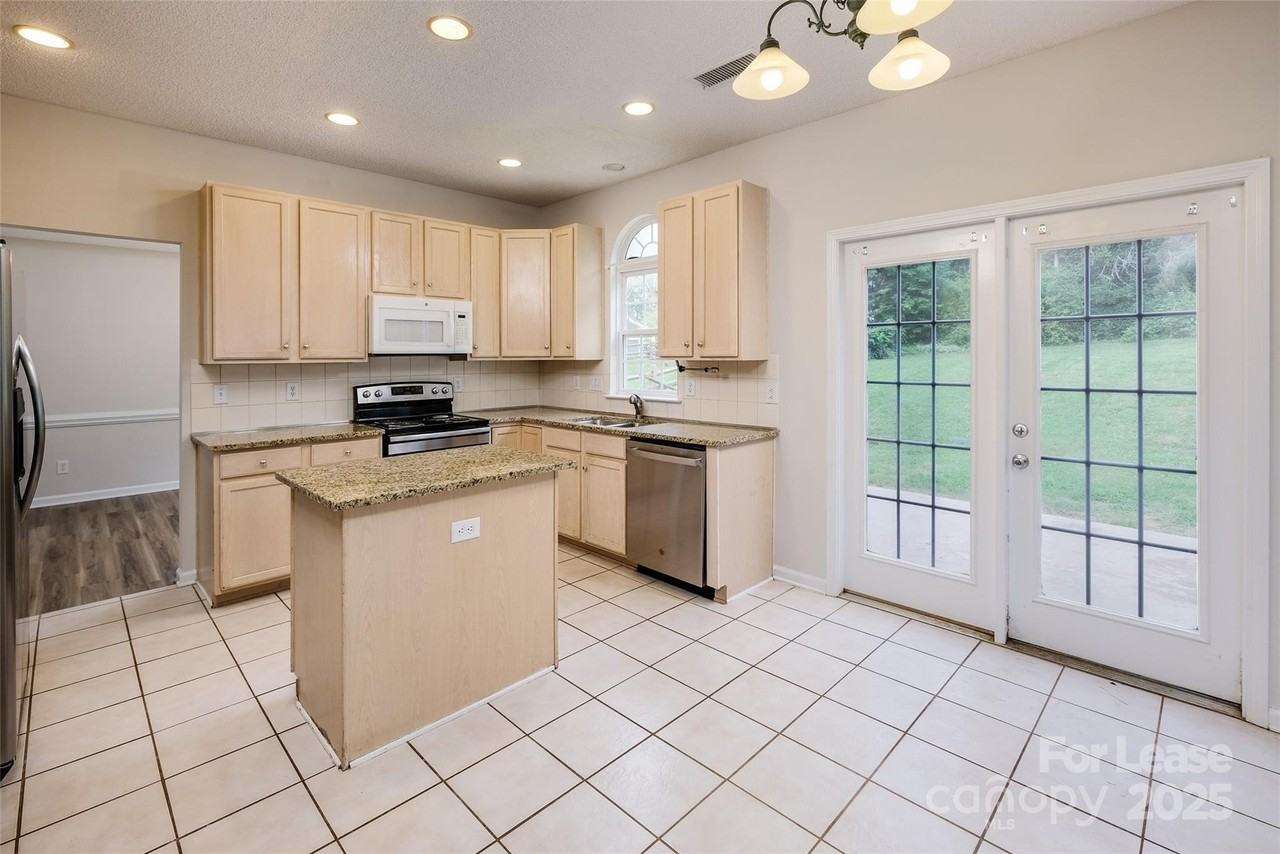 16017 Woodcote Dr - Photo 6 of 26