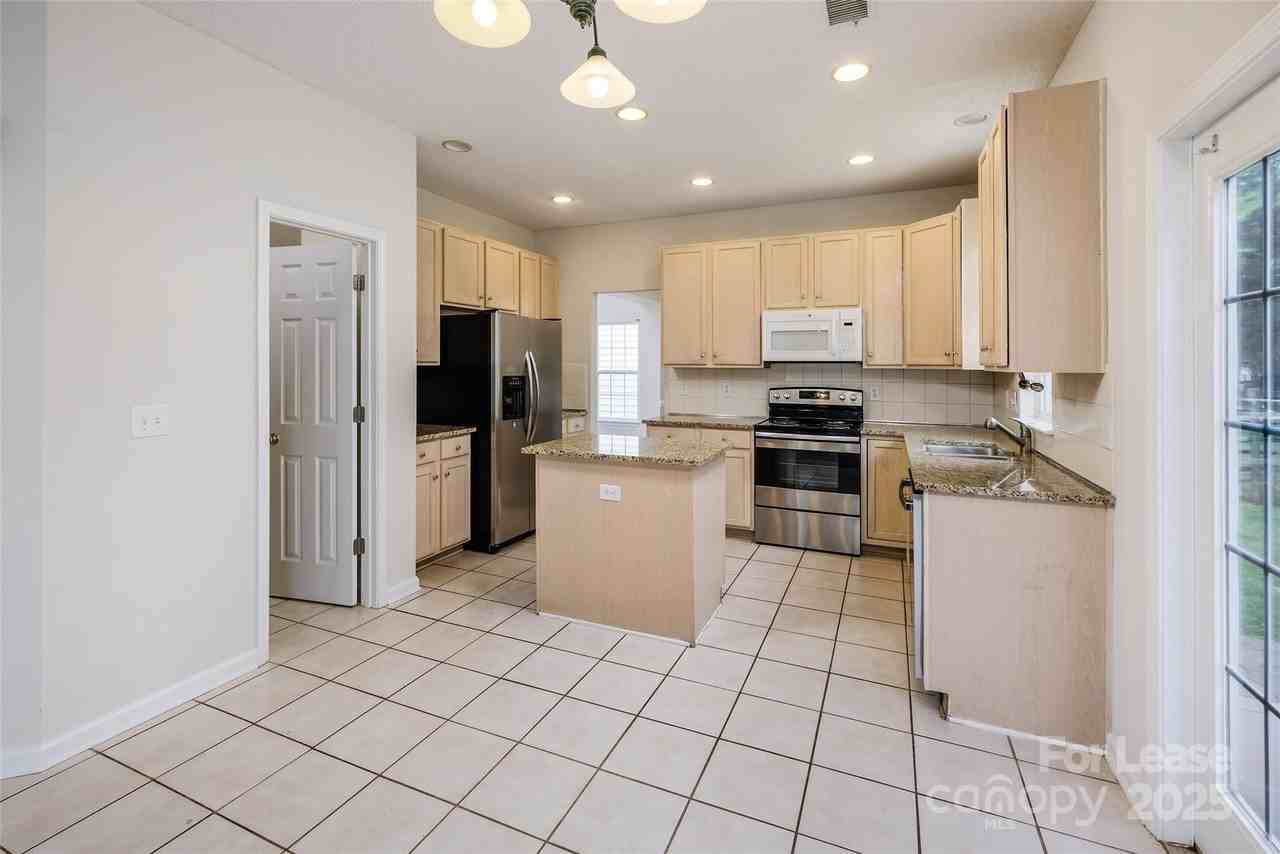 16017 Woodcote Dr - Photo 7 of 26