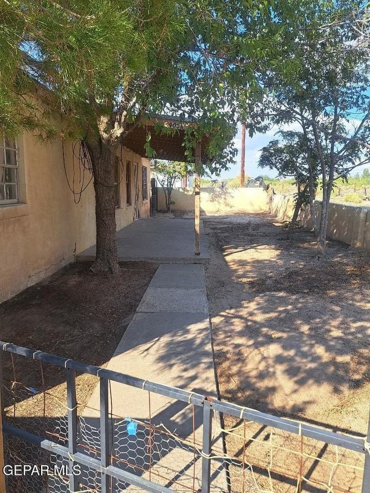 905 Northeast Camp Street - Photo 2 of 10