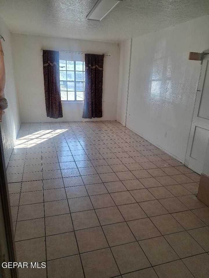 905 Northeast Camp Street - Photo 3 of 10