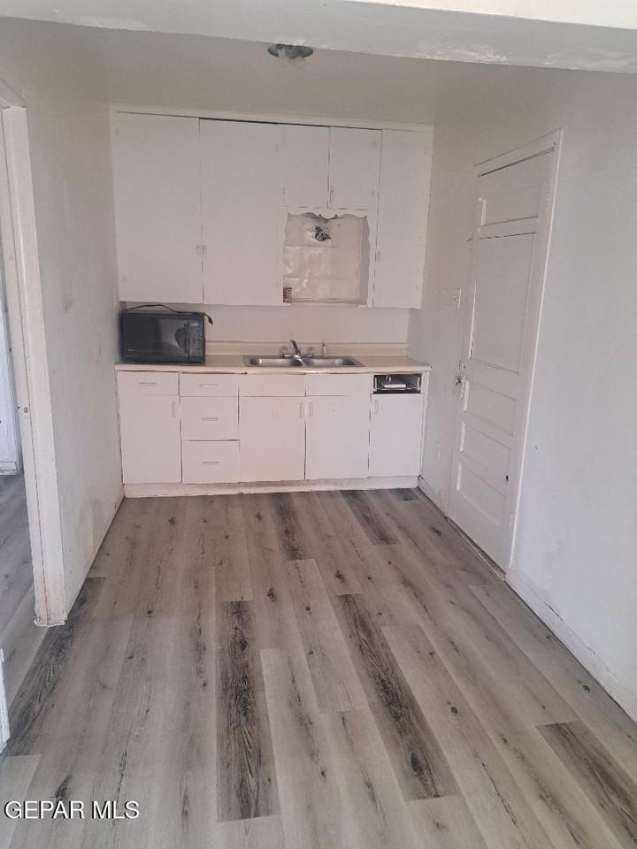 905 Northeast Camp Street - Photo 4 of 10