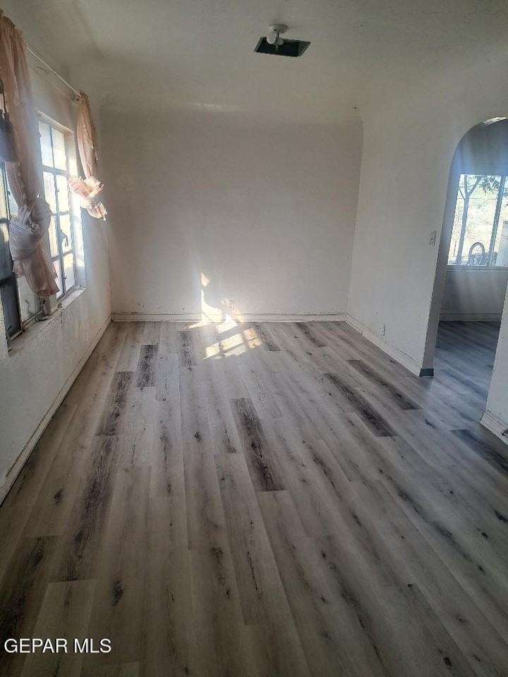 905 Northeast Camp Street - Photo 5 of 10