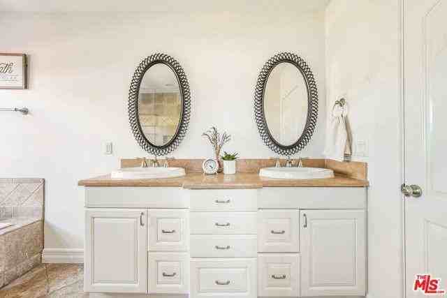 3942 Glenridge Dr - Photo 2 of 8