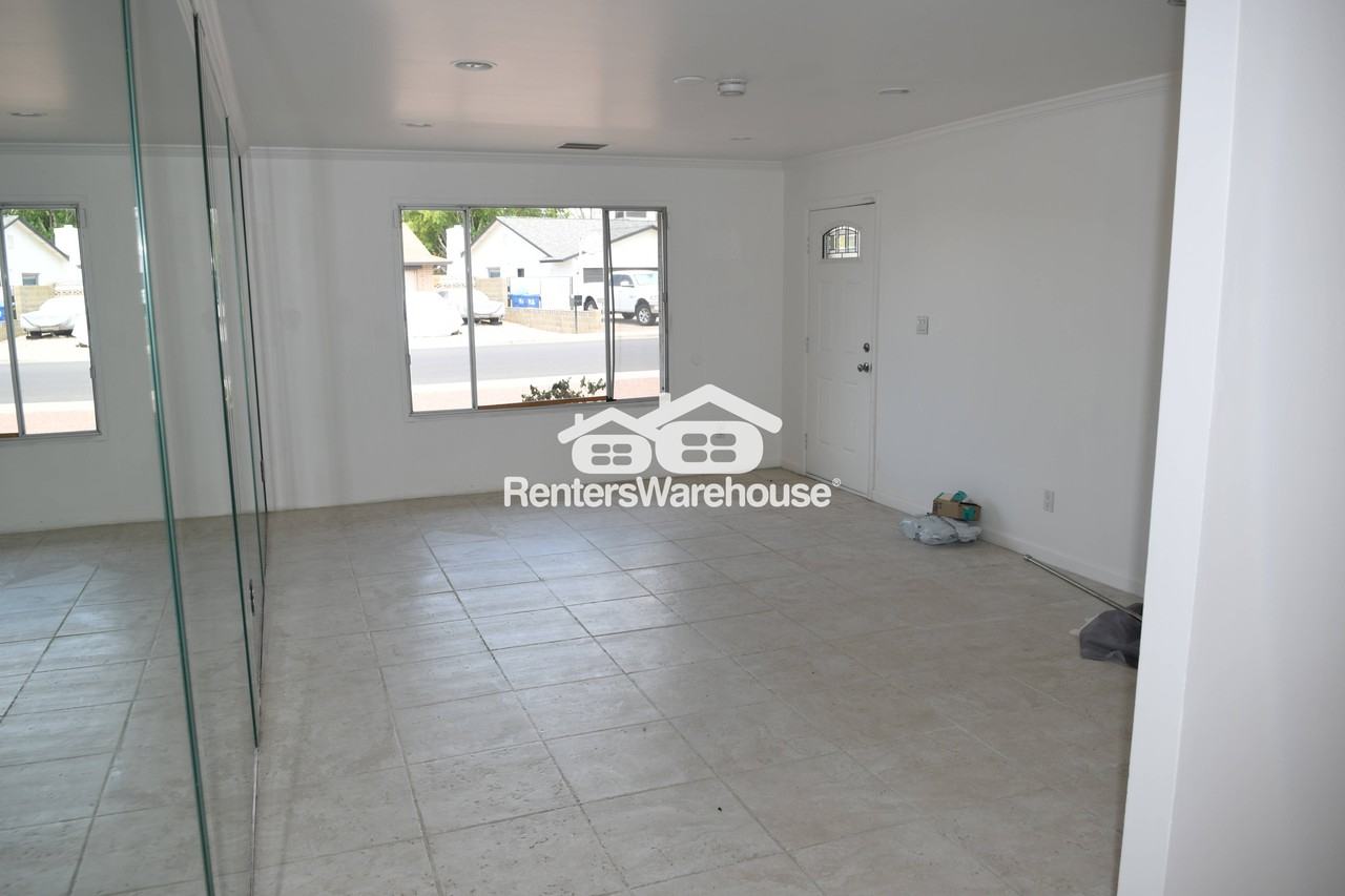 2111 E Oxford Dr - Photo 2 of 15