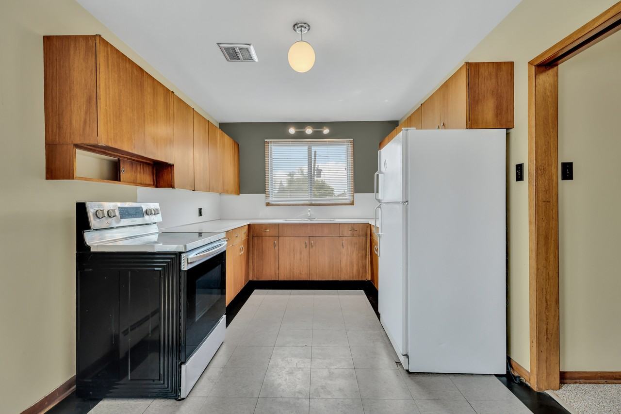 568 Cathedral Avenue 566 - Photo 2 of 17