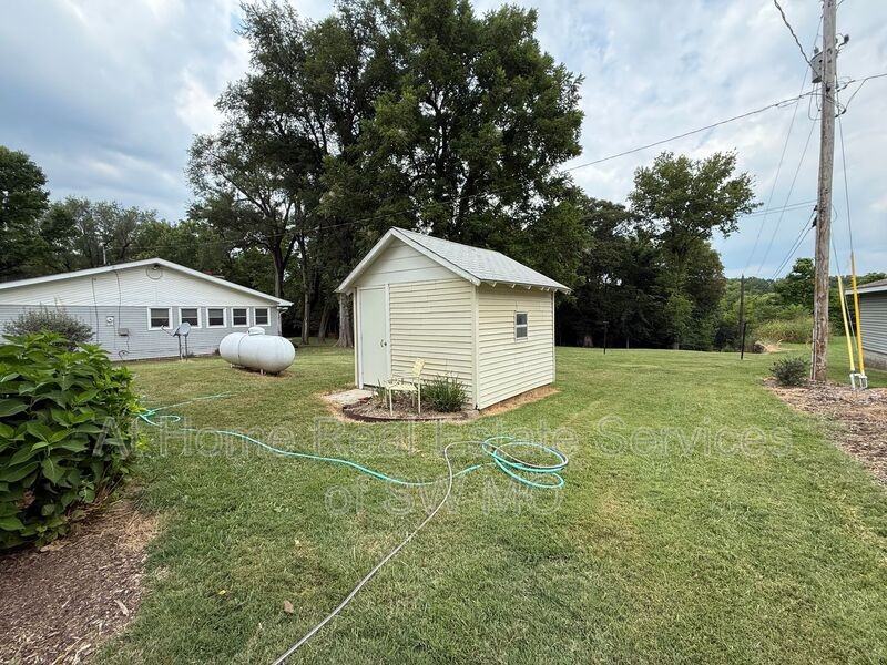 1044 W Windy Ridge Ln - Photo 2 of 16