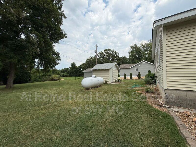 1044 W Windy Ridge Ln - Photo 3 of 16
