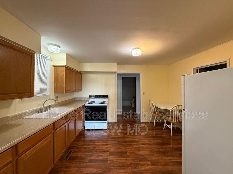 1044 W Windy Ridge Ln - Photo 4 of 16