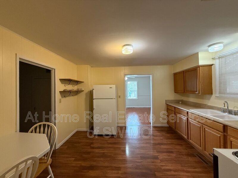 1044 W Windy Ridge Ln - Photo 5 of 16