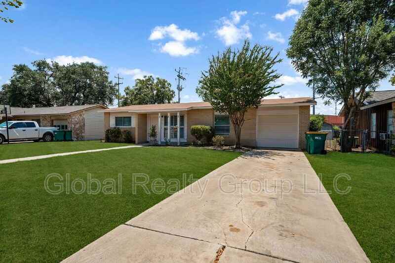 121 Rosewood Dr - Photo 2 of 26