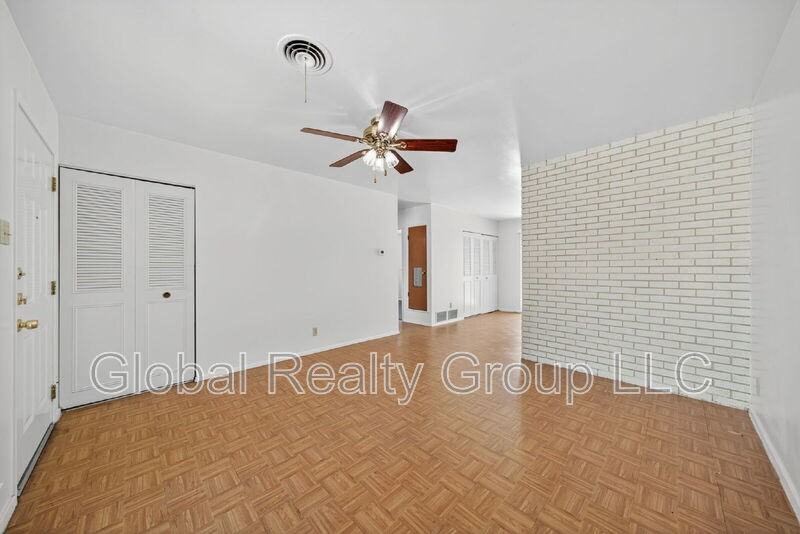121 Rosewood Dr - Photo 7 of 26