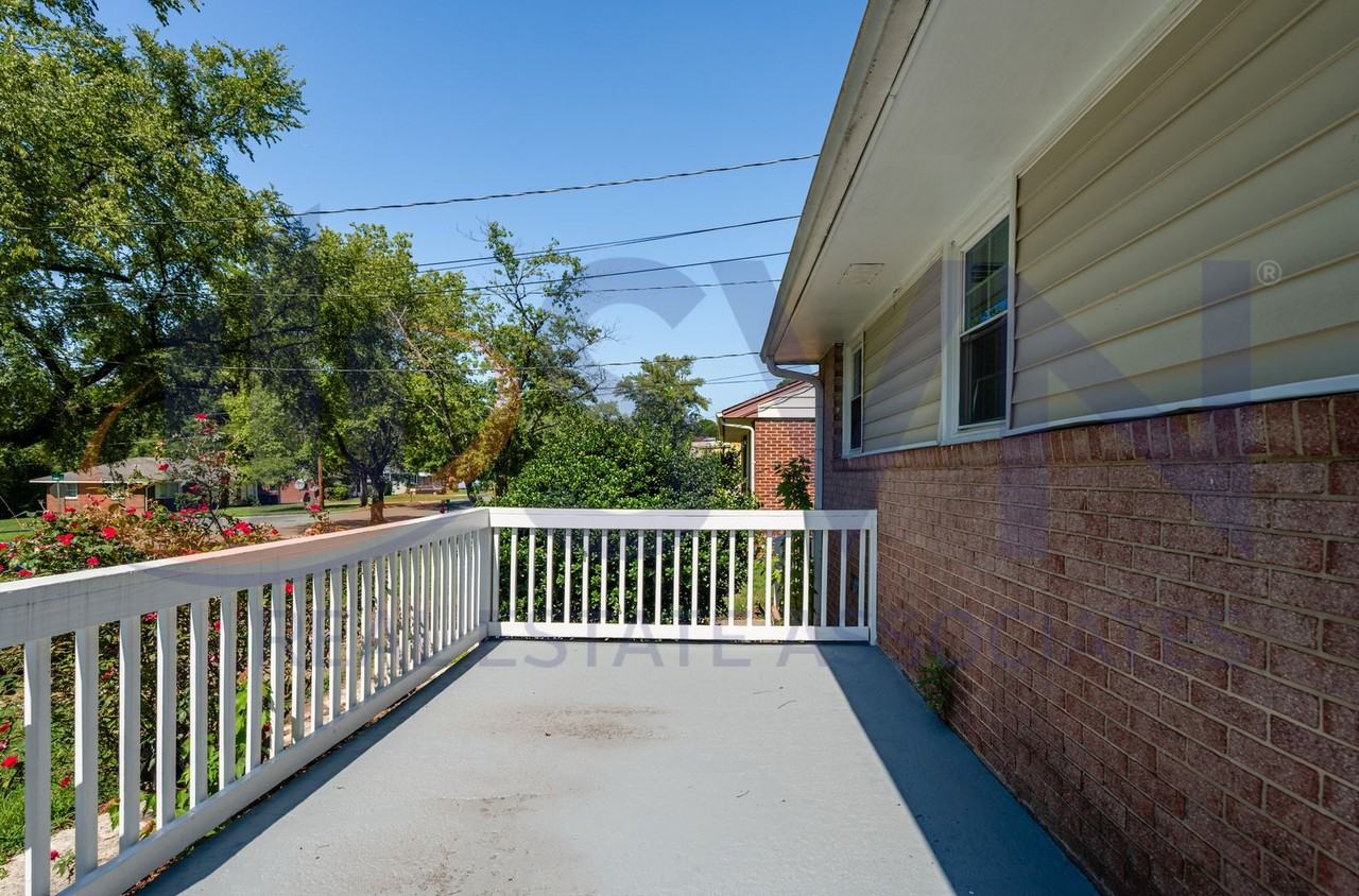 1122 Fiske Street - Photo 3 of 13