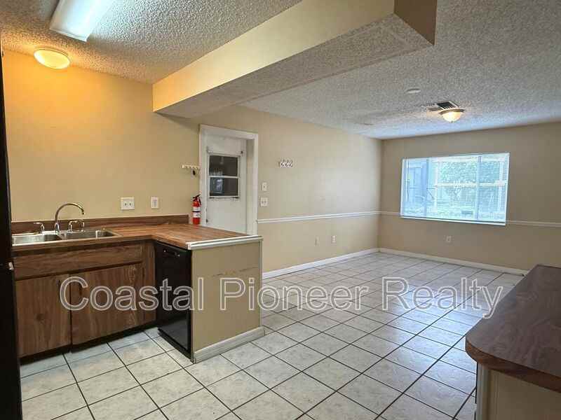 6063 Shingler Ave - Photo 3 of 17