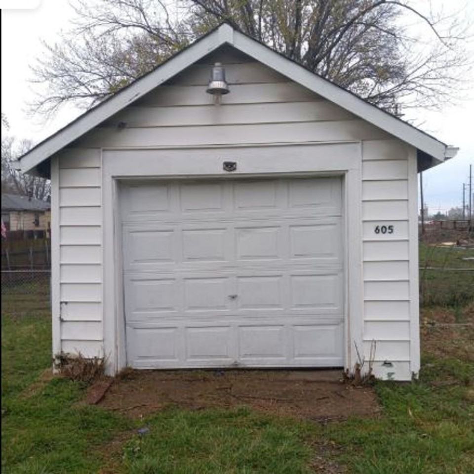 605 Fremont Ave - Photo 2 of 3