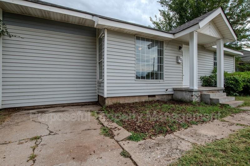 221 W Douglas Dr - Photo 2 of 27