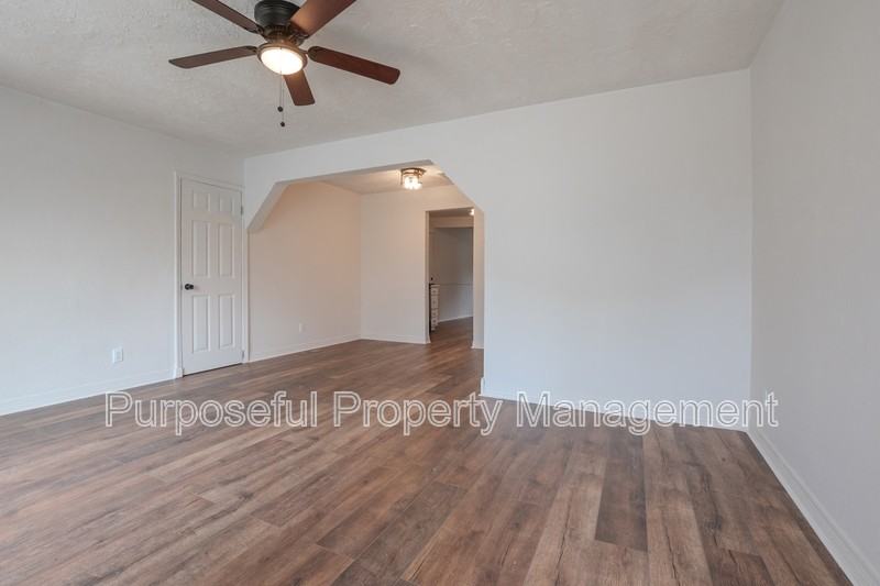 221 W Douglas Dr - Photo 3 of 27