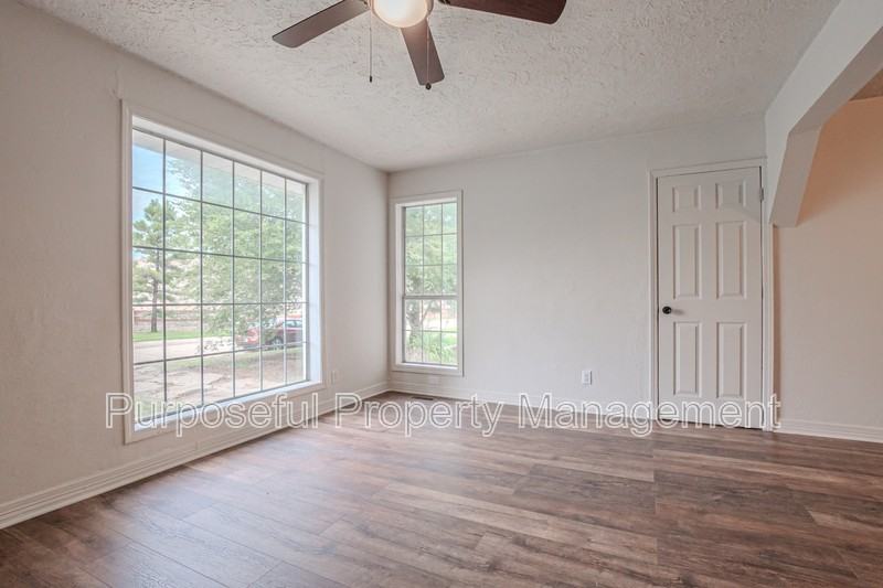 221 W Douglas Dr - Photo 4 of 27