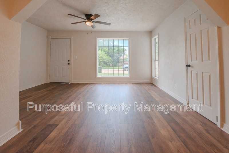 221 W Douglas Dr - Photo 5 of 27
