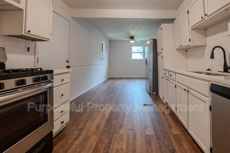 221 W Douglas Dr - Photo 6 of 27