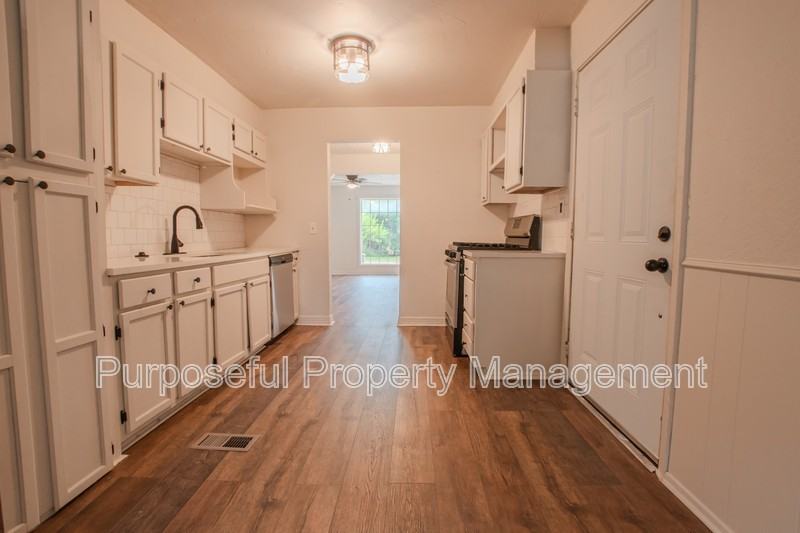 221 W Douglas Dr - Photo 7 of 27
