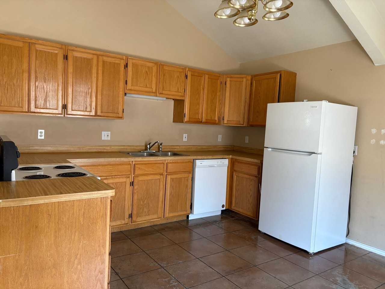 174 Lakeshore Ln - Photo 5 of 10