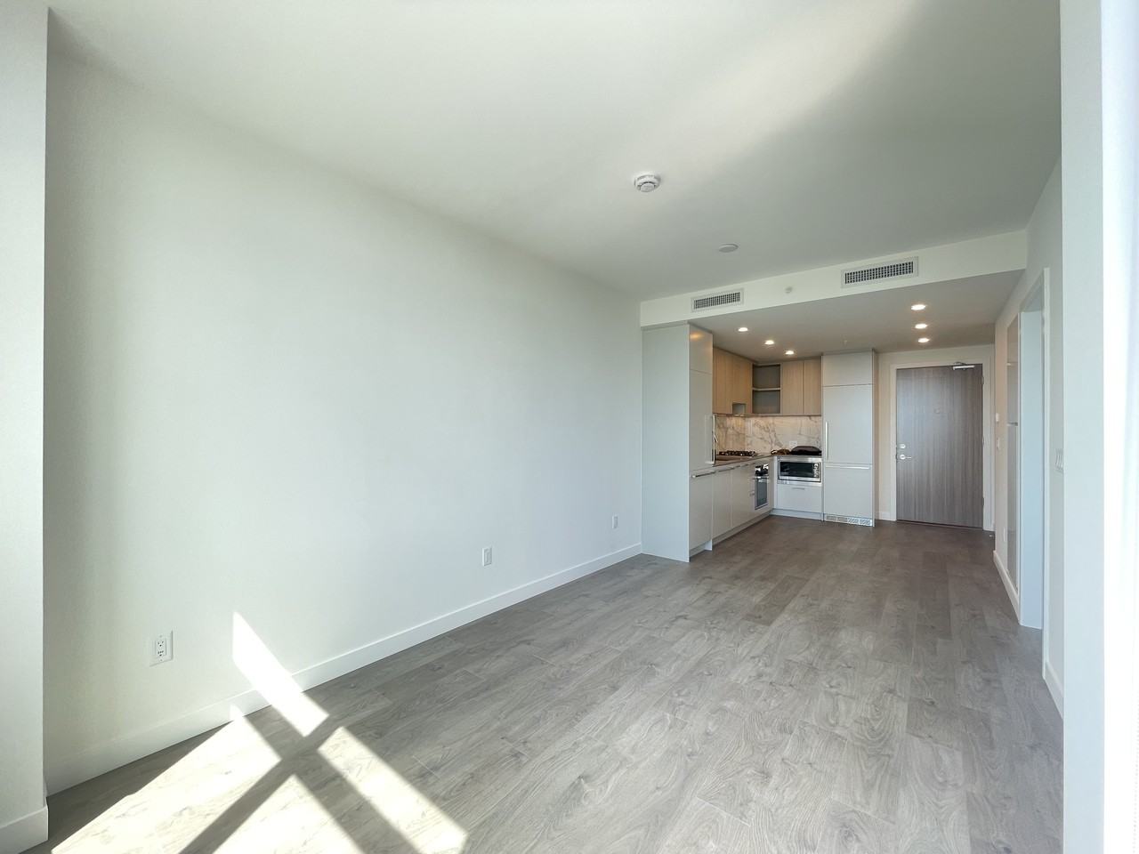 6468 Willingdon Avenue - Photo 4 of 12