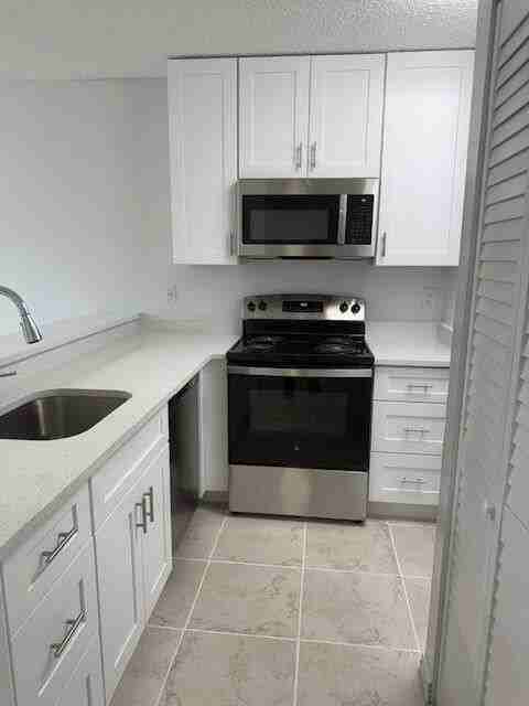 2204 Glenmoor Dr - Photo 2 of 12