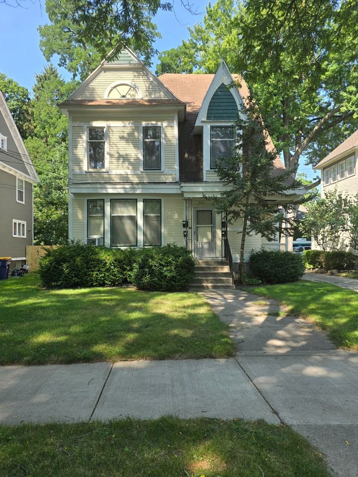 305 Paris Ave Se #1 - Photo 2 of 16