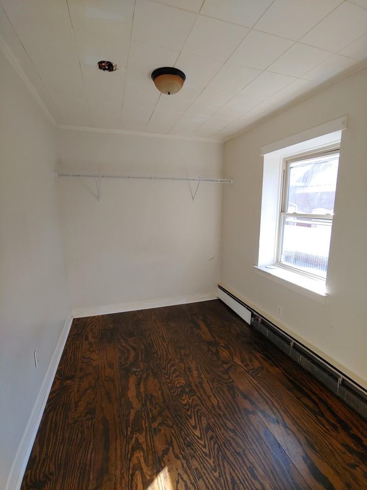 318 N Royal Ave - Photo 2 of 7