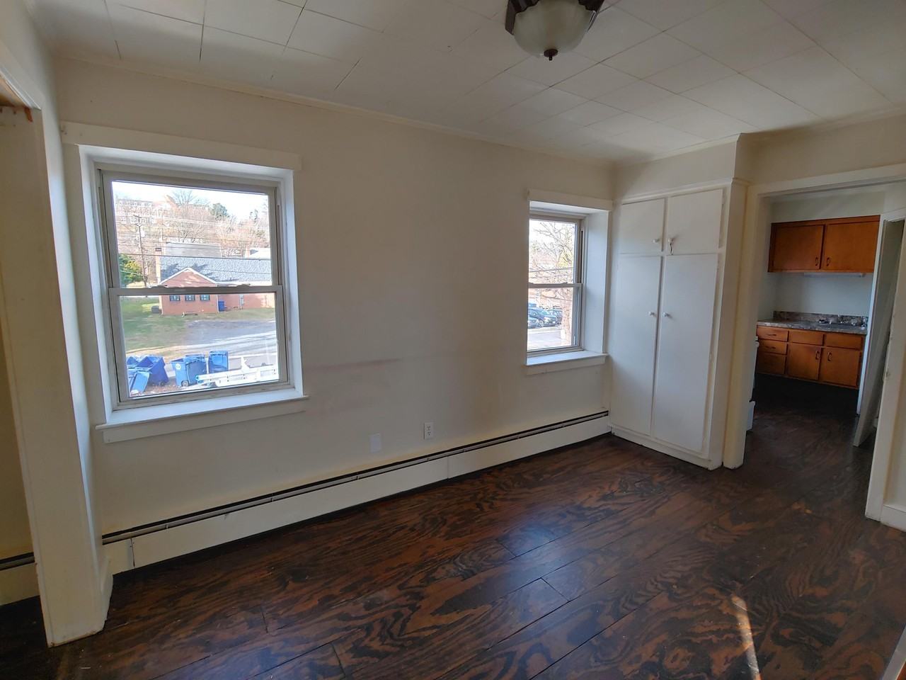 318 N Royal Ave - Photo 3 of 7