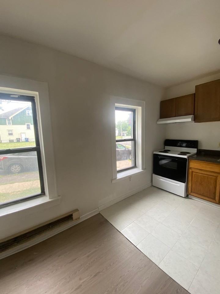 2859 South Salina Street - Photo 4 of 8