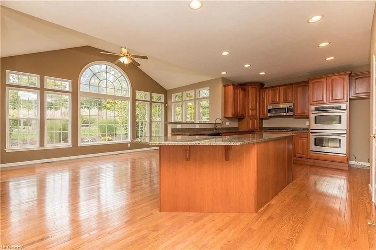 9254 Ashcroft Ln - Photo 3 of 29