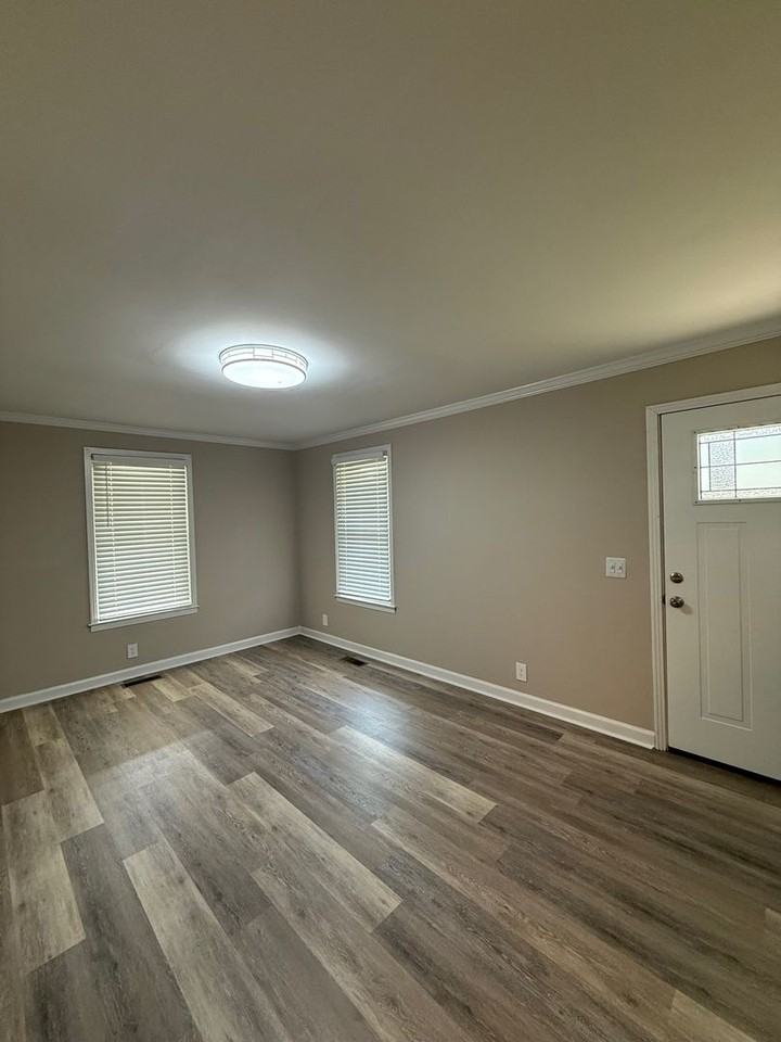 924 Oleander Dr - Photo 2 of 7