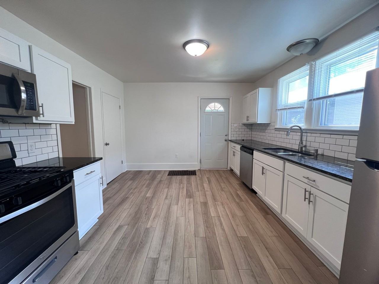 534 Eastern Ave Ne - Photo 4 of 21