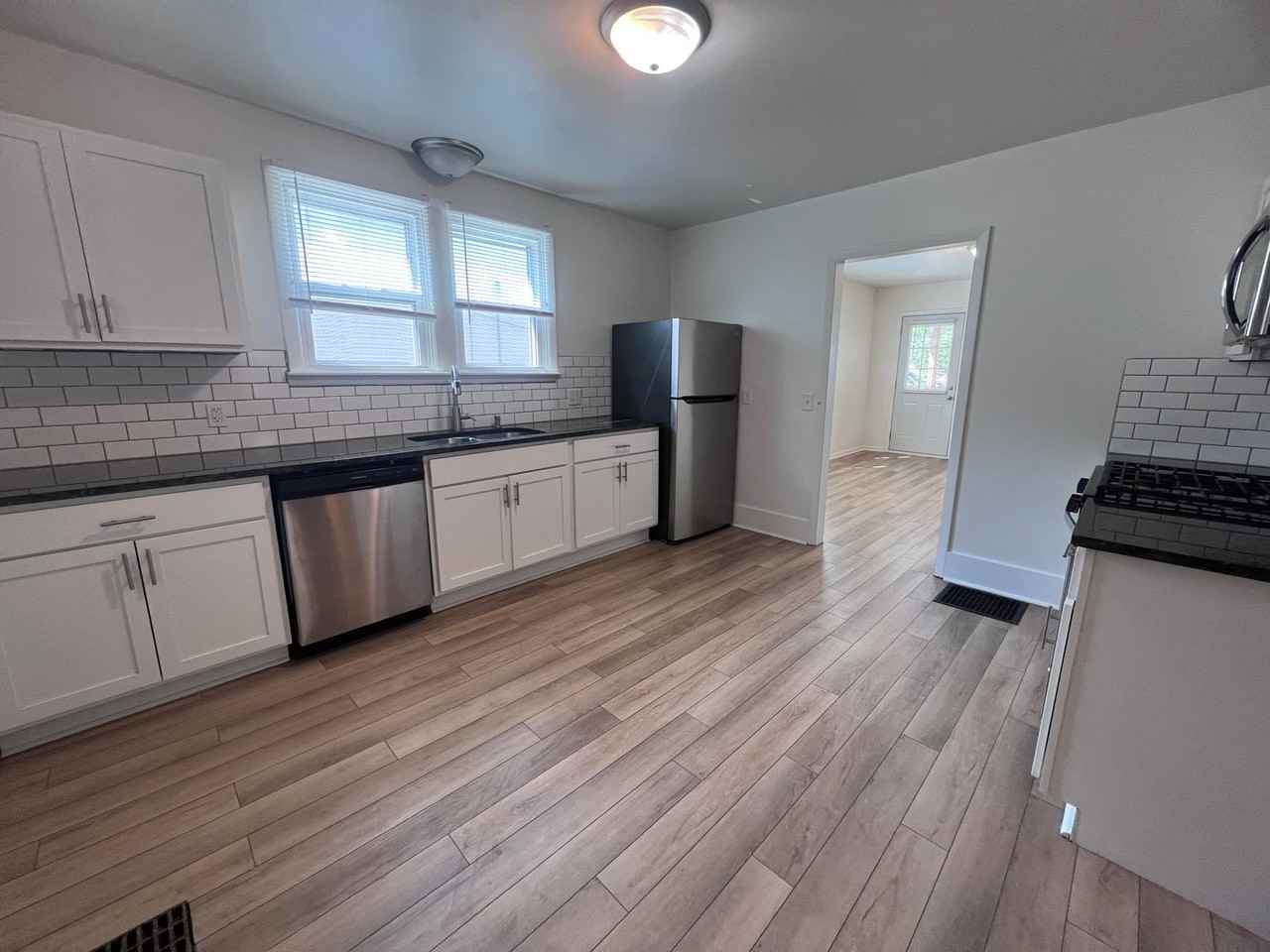 534 Eastern Ave Ne - Photo 5 of 21