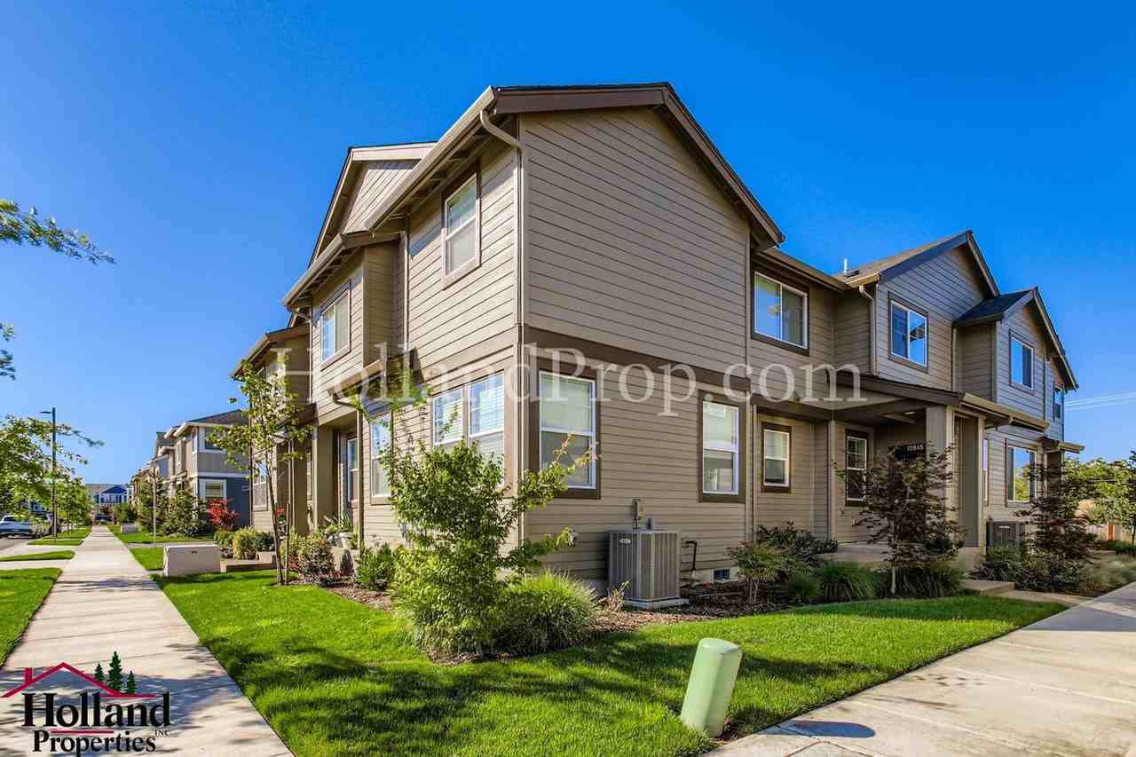 12855 Southwest Tabor Terrace - Photo 3 of 28