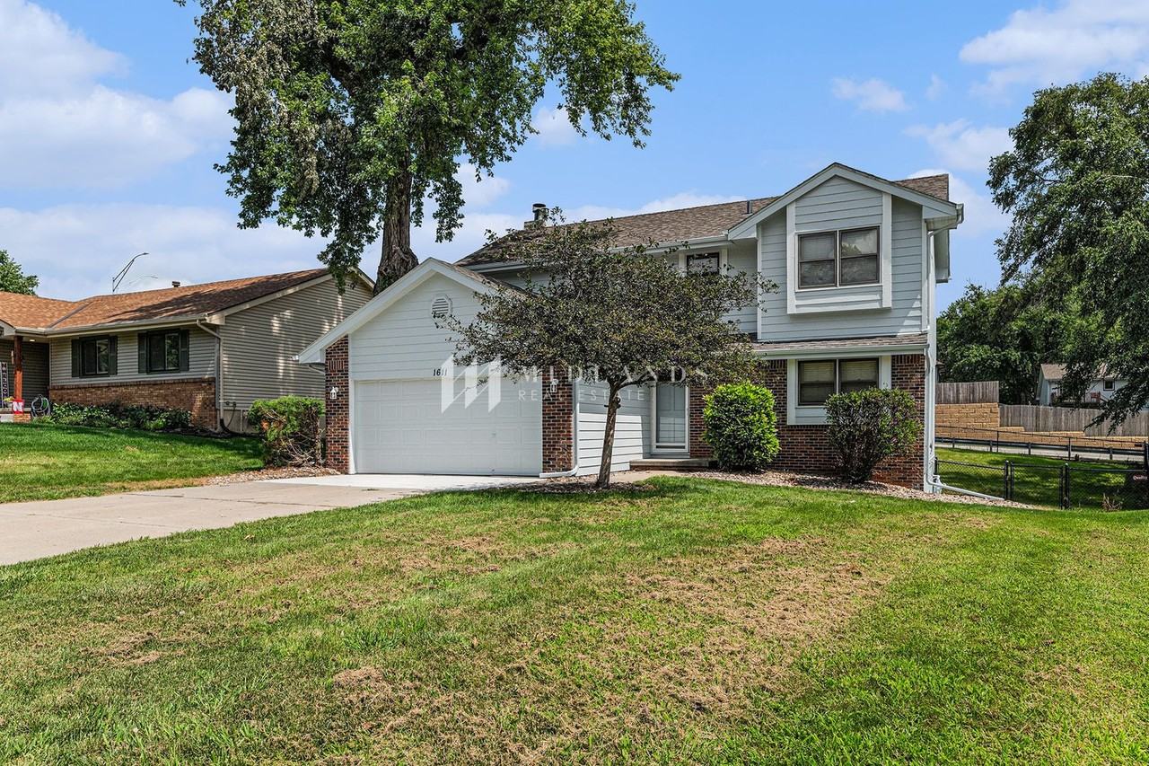 1611 S 168th Ave - Photo 2 of 20