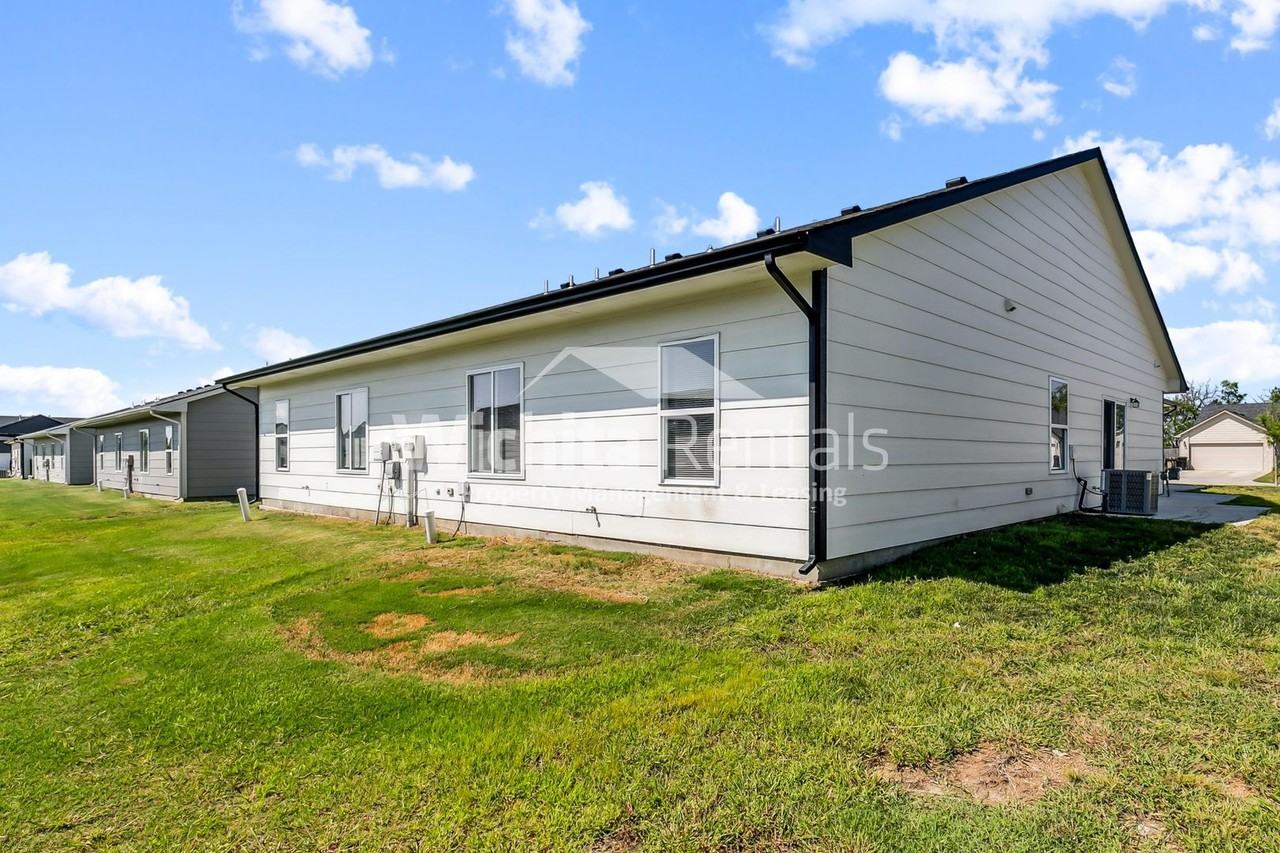 5146 N Honeylocust St - Photo 2 of 20