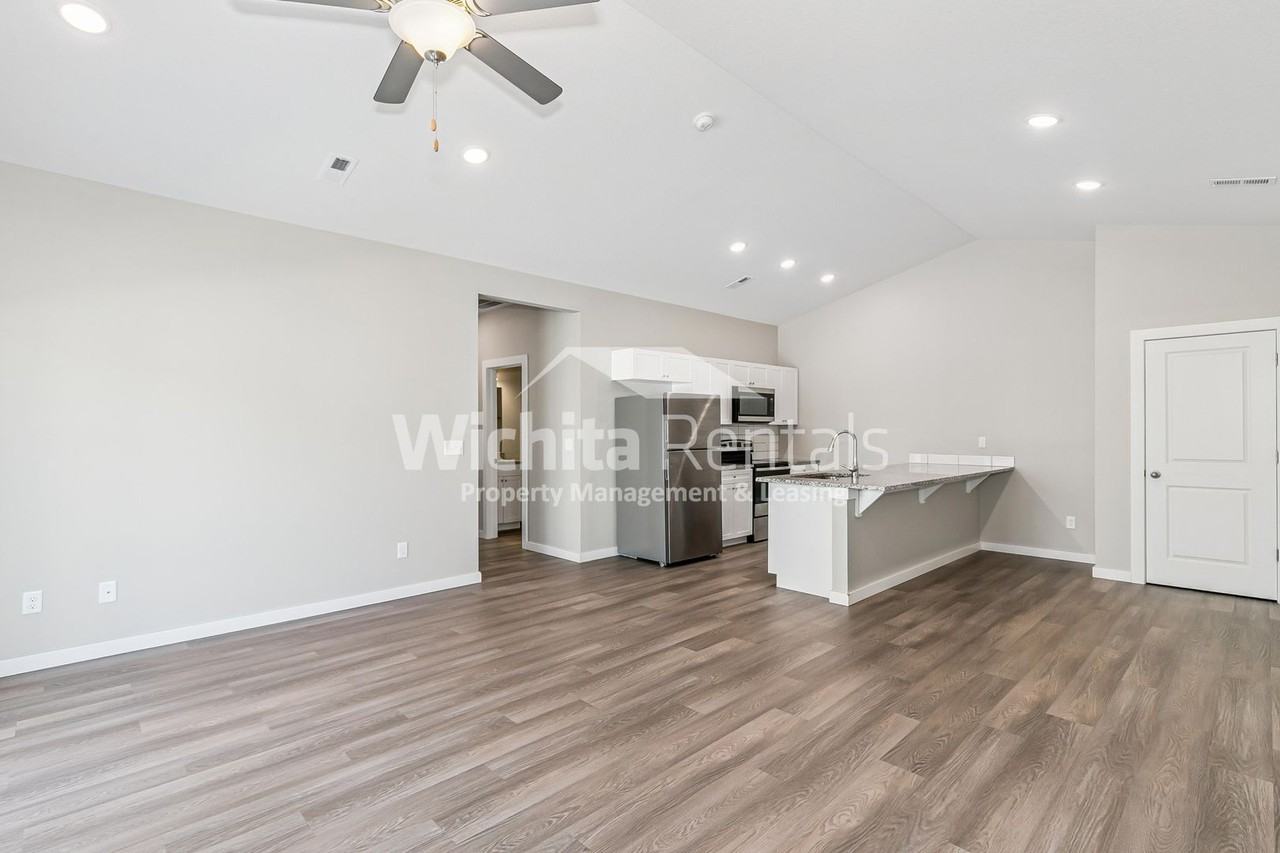 5146 N Honeylocust St - Photo 4 of 20