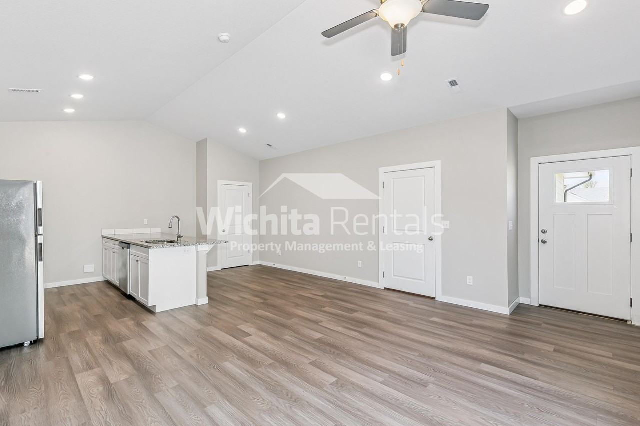 5146 N Honeylocust St - Photo 6 of 20