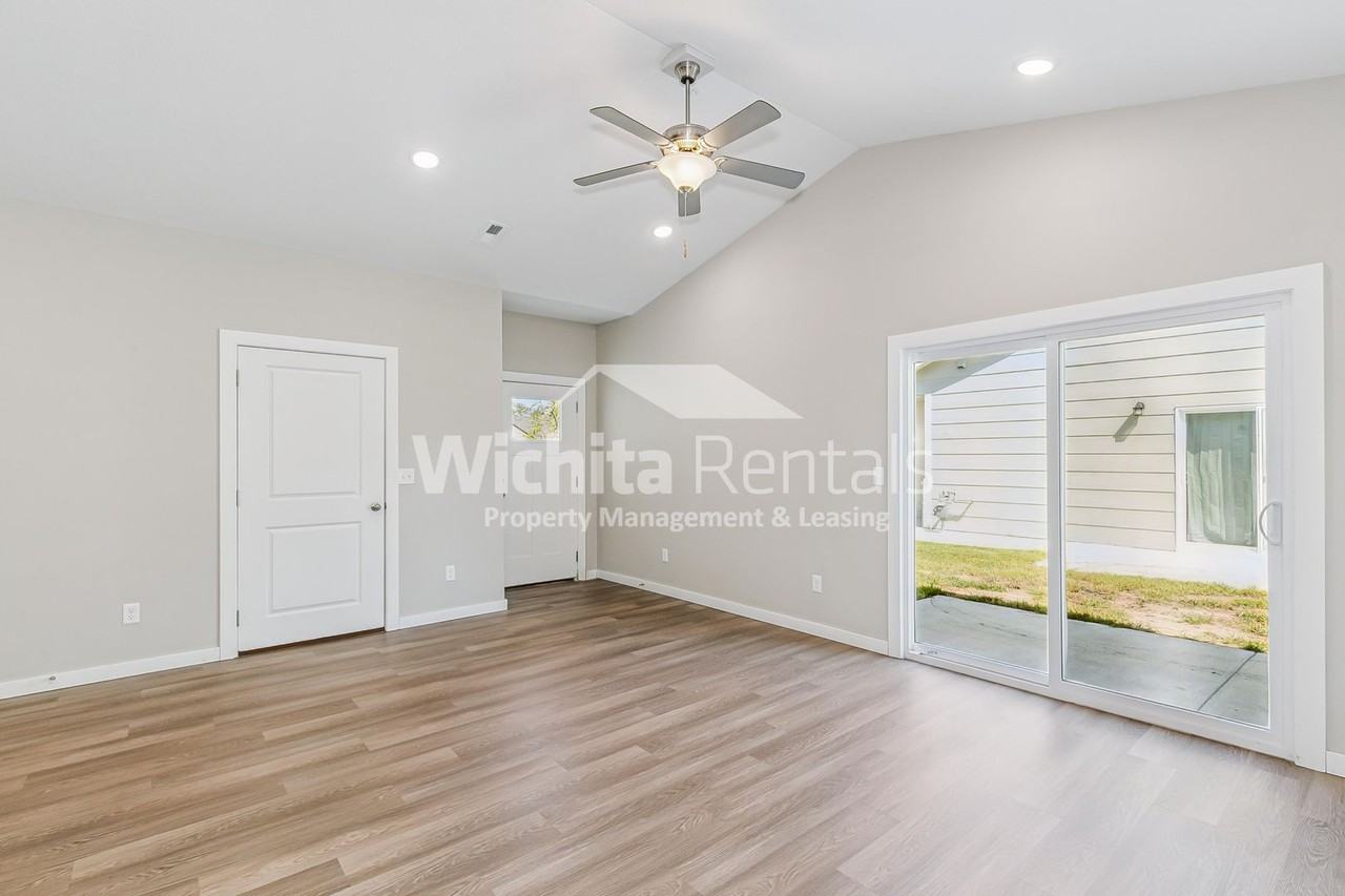 5146 N Honeylocust St - Photo 7 of 20