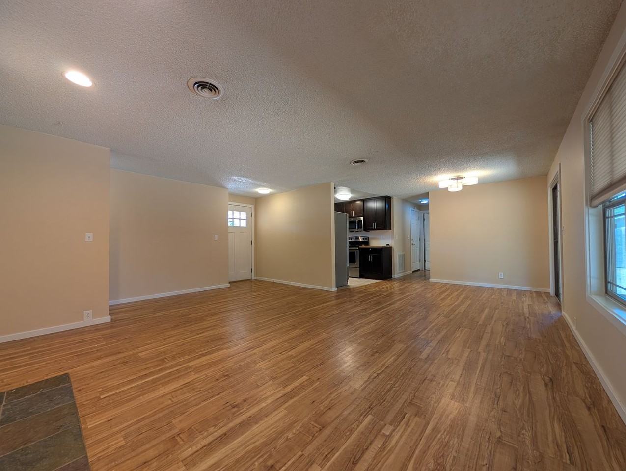2145 Laurelhurst Dr - Photo 3 of 23