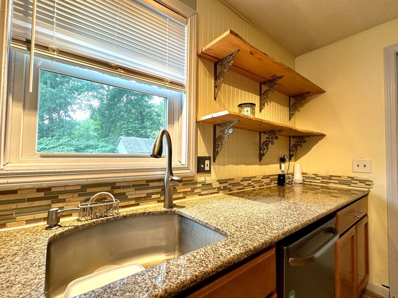 256 Boston Rd - Photo 3 of 23