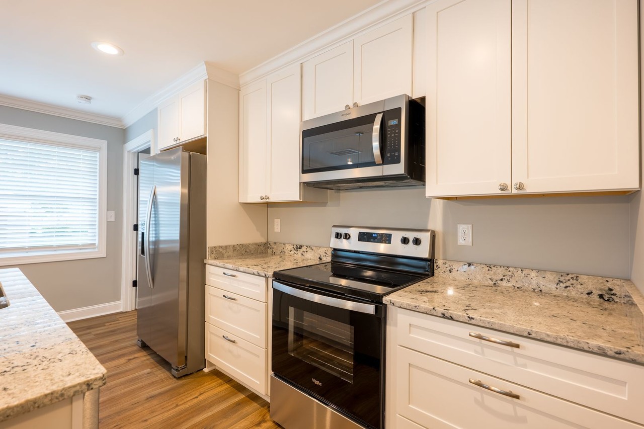 1201 N Oak St #A - Photo 3 of 7